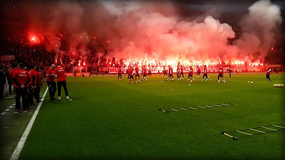 Trận Derby Instanbul rực lữa 