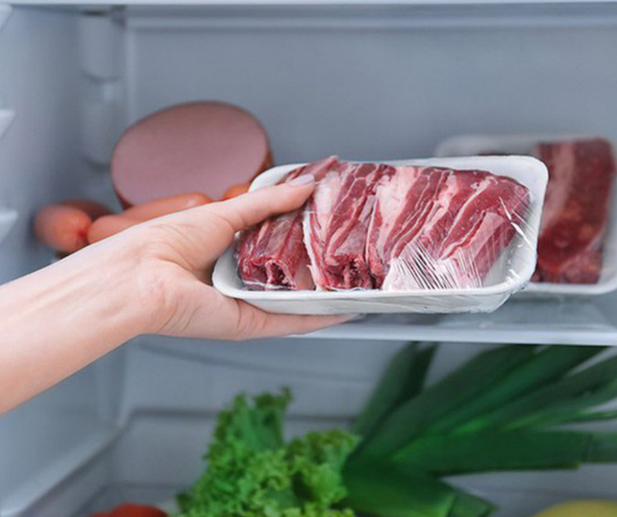 Bảo quản thịt bò trong ngăn mát tủ lạnh. (Ảnh minh họa)