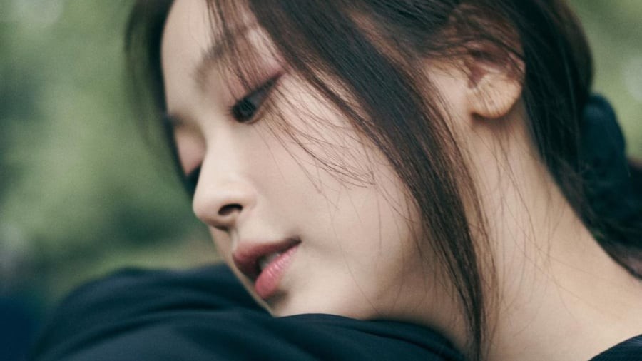 Nên chọn sản phẩm rửa mặt dịu nhẹ, không làm khô da, rửa hai lần mỗi ngày vào buổi sáng và tối để duy trì độ cân bằng tự nhiên cho làn da.