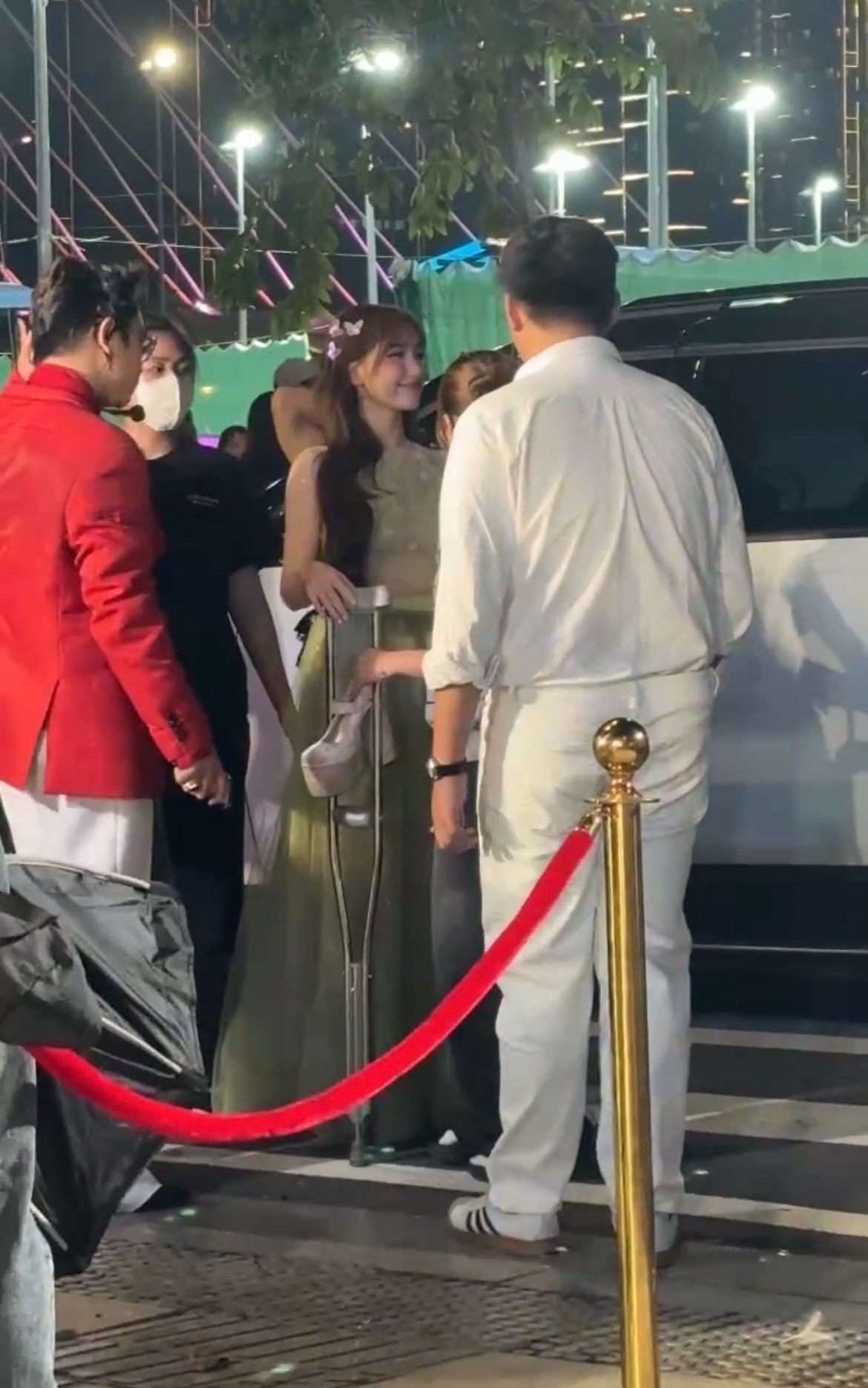 hoa-minzy-chong-nang-den-su-kien-xe-lan-phai-theo-sau-chuyen-gi-dang-xay-ra-780827c8fc3645e594b024bea35db0a6-123