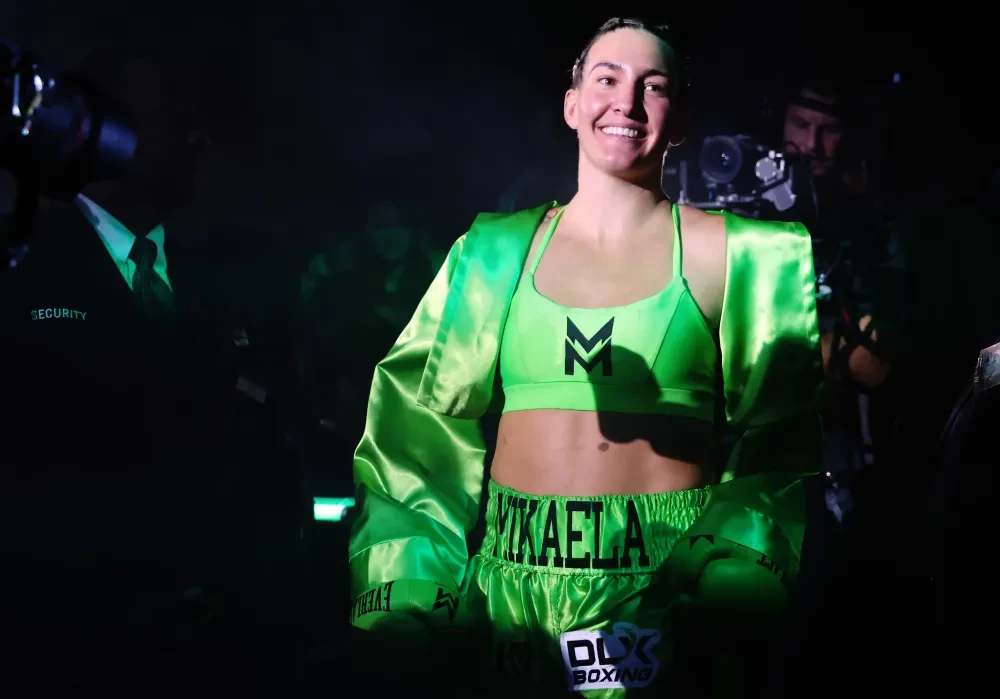 Mikaela Mayer ăn mừng chiến thắng trước Mary Spencer