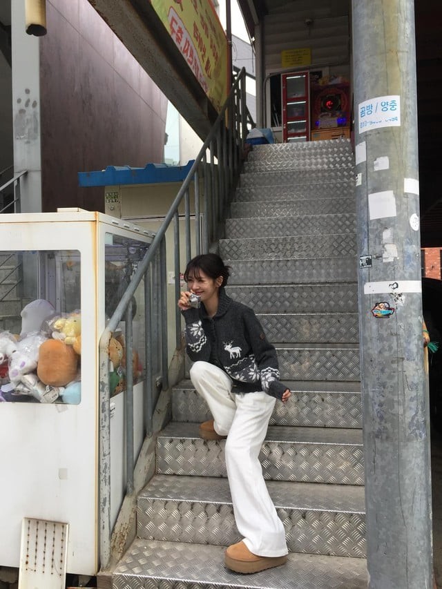 Trong phim lẫn ngoài đời, Jung So Min ưa chuộng những bộ trang phục đơn giản nhưng vẫn đủ điểm nhấn để tạo nên sự cuốn hút.