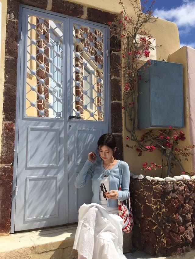 Chiếc túi màu đỏ được chọn làm điểm nhấn giúp bộ cánh thêm phần nổi bật mà không hề tạo cảm giác rối mắt.