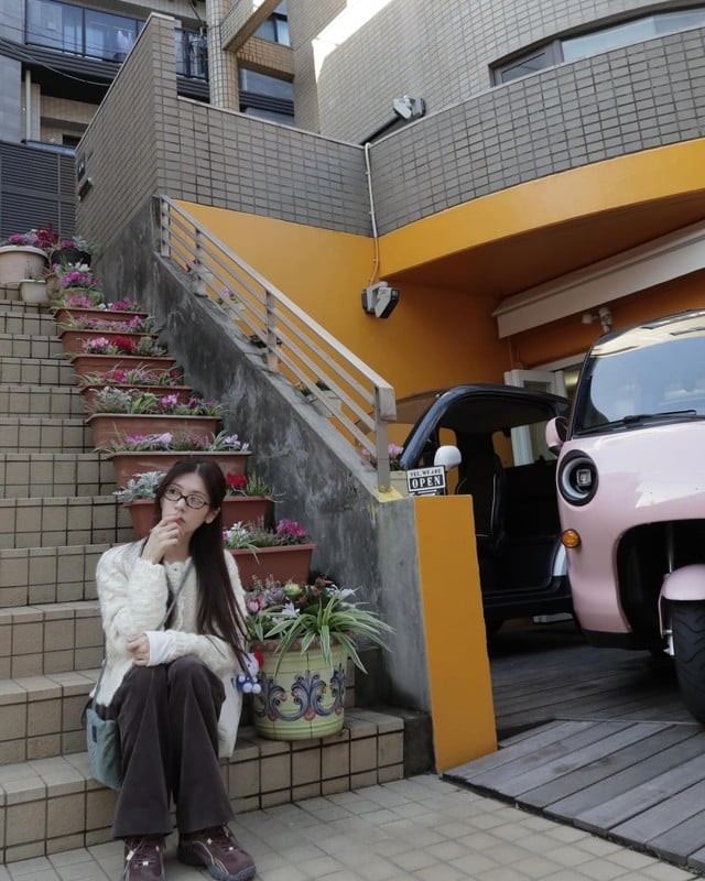 Một món đồ khác luôn xuất hiện trong tủ đồ của Jung So Min là áo cardigan trắng.