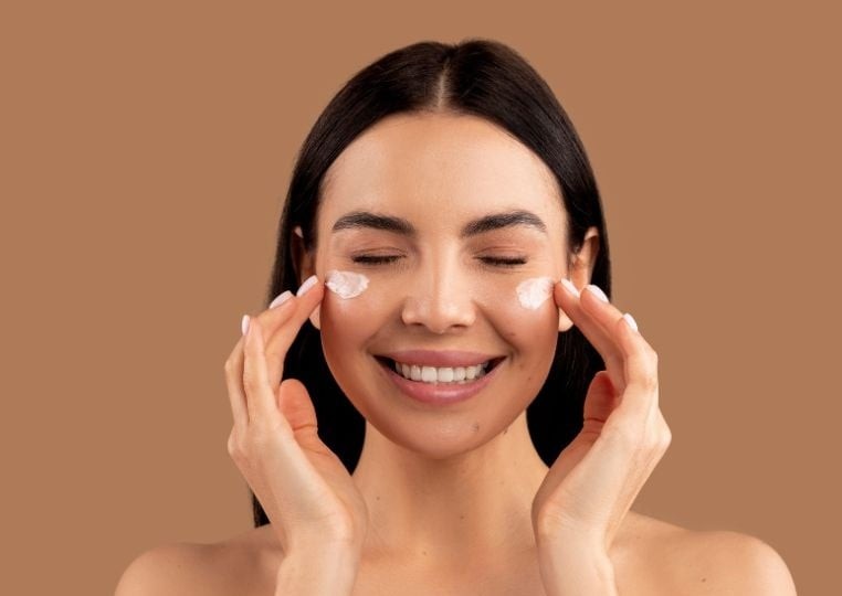 Cấp ẩm là bước không thể thiếu giúp da luôn mềm mại và căng bóng. 