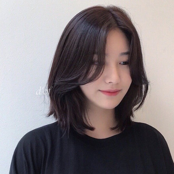 Nếu bạn yêu thích vẻ đẹp dịu dàng, chỉn chu thì tóc ngắn layer đuôi cụp là lựa chọn lý tưởng.