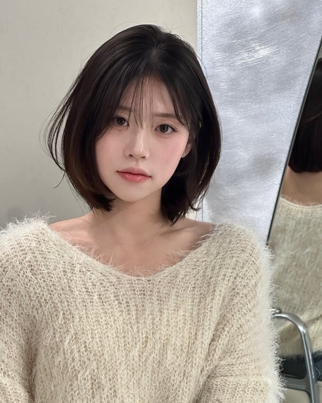 Bạn có thể uốn nhẹ phần mái và đuôi tóc để tăng độ cong tự nhiên, giúp tóc trông bồng bềnh mà không bị cứng.