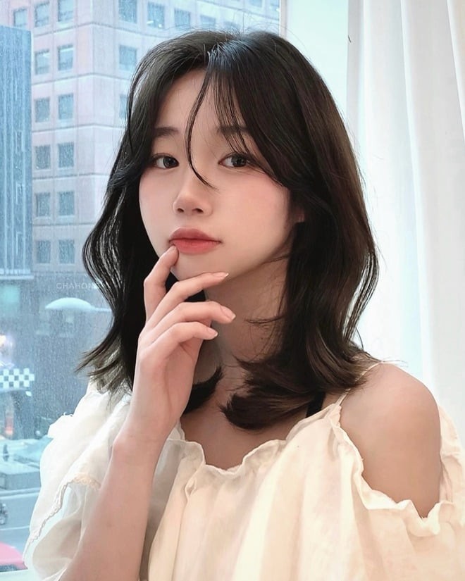 Kiểu tóc này rất phù hợp với môi trường công sở hoặc những dịp gặp gỡ trang trọng nhờ vẻ trang nhã và hiện đại.