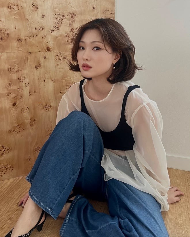 Nếu muốn thay đổi diện mạo theo hướng quý phái hơn, tóc ngắn layer uốn chính là gợi ý hoàn hảo.