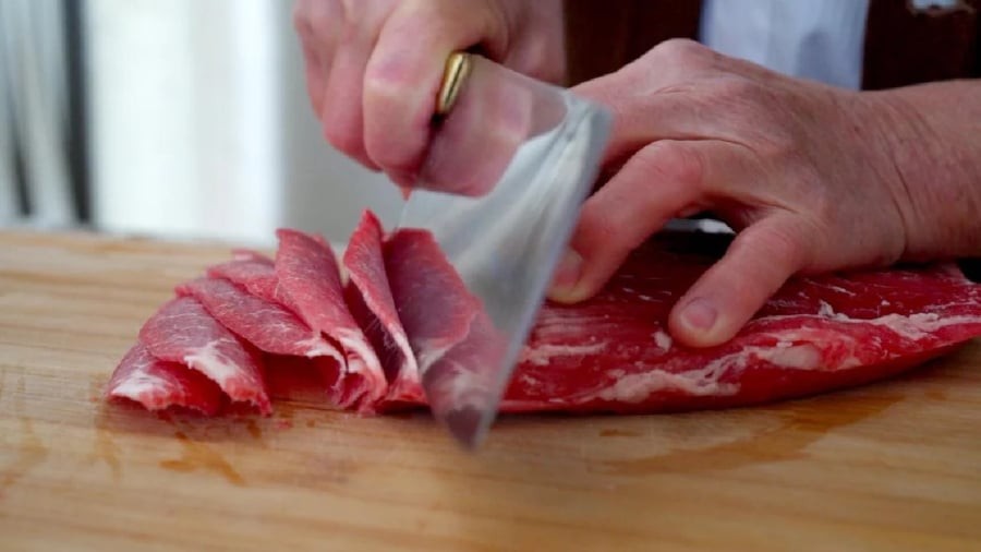 Với các món xào, luộc, chiên rán, nướng, nhúng lẩu, nên thái thịt ngang thớ để thịt nhanh chín và giữ được độ mềm ngọt.