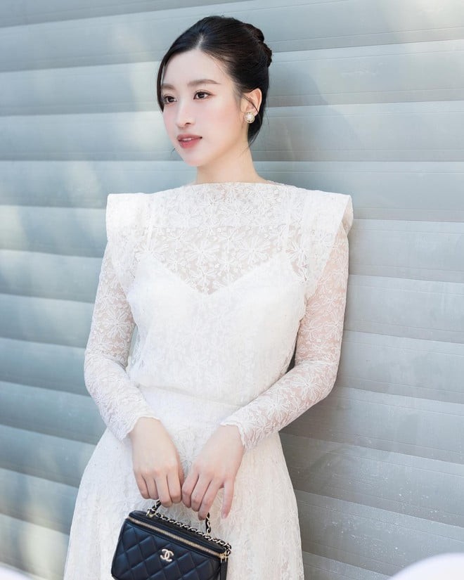 Chỉ cần một đôi khuyên tai nhỏ hay chiếc mũ xinh là đủ để tôn lên nét sang chảnh mà không mất đi sự hài hòa.