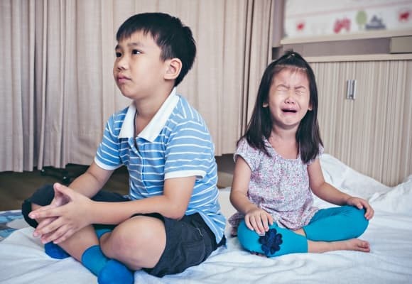 Những lời này tưởng vô hại nhưng lại vô tình bóp nghẹt cảm xúc thật của trẻ.