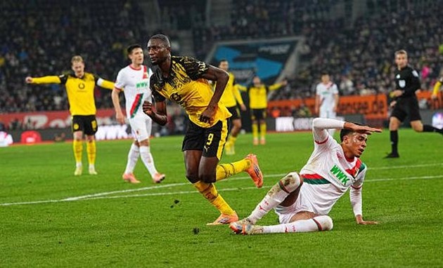 Serhou Guirassy ghi bàn giúp Borussia Dortmund đánh bại Ausburg.