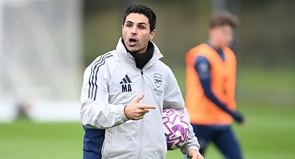 Cech không tin Arsenal phá kỷ lục của Chelsea.