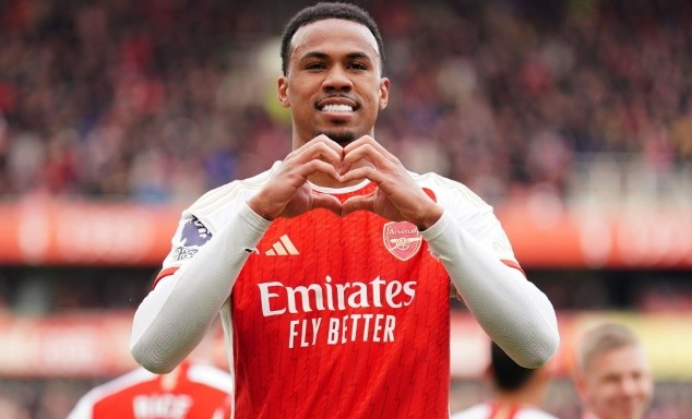 Gabriel luôn là điểm đến lý tưởng trong những pha phạt góc của Saka hay Rice.