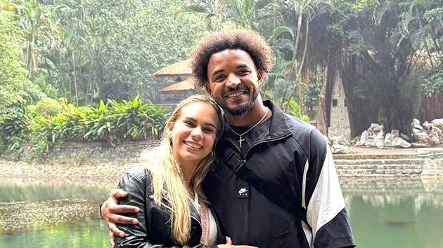 Xuân Son đang đi du lịch cùng vợ