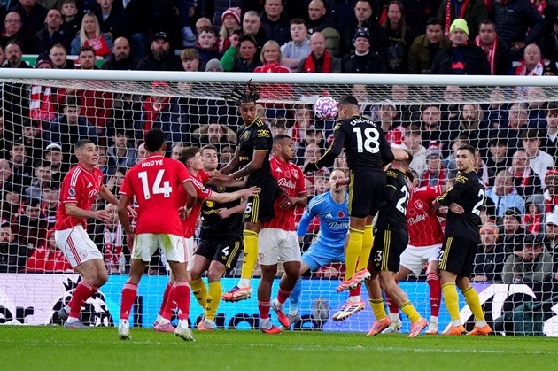 MU dẫn bàn sau pha phạt góc đầy tranh cãi.