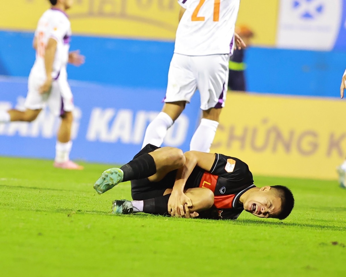 Trần Thành Trung chấn thương sau pha phạm lỗi của CLB Becamex TP.HCM. Ảnh: Ninh Bình FC.