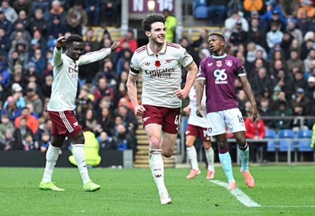 Declan Rice công thủ toàn diện trước Burnley.