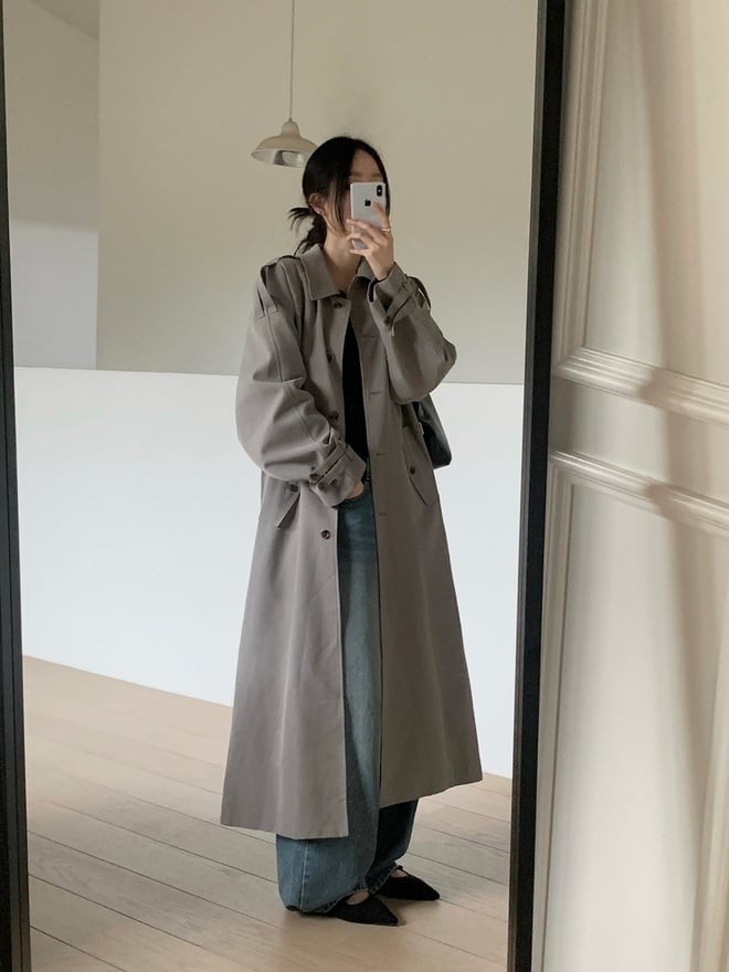 Trench coat là chiếc áo khoác mang đậm hơi thở cổ điển nhưng chưa bao giờ lỗi thời.