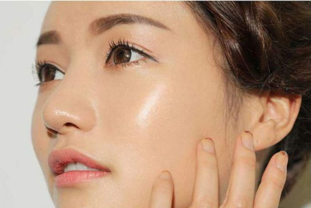 Ngoài ra, việc cấp ẩm đều đặn cũng giúp làm dịu da, giảm cảm giác ngứa rát hoặc bong tróc do sử dụng sản phẩm kiềm dầu quá mạnh.