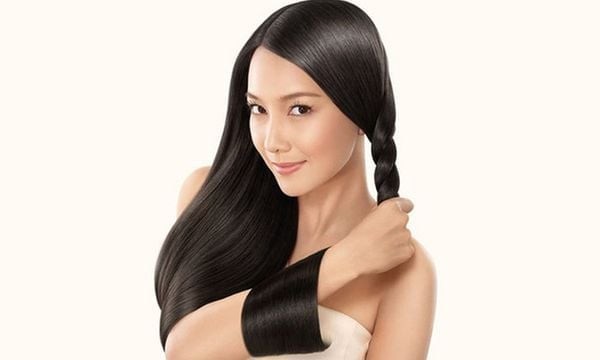 Gội đầu bằng nước lạnh thường được cho là giúp tóc bóng mượt và giảm tiết dầu, nhưng thực tế nước lạnh không thể làm sạch tối ưu.