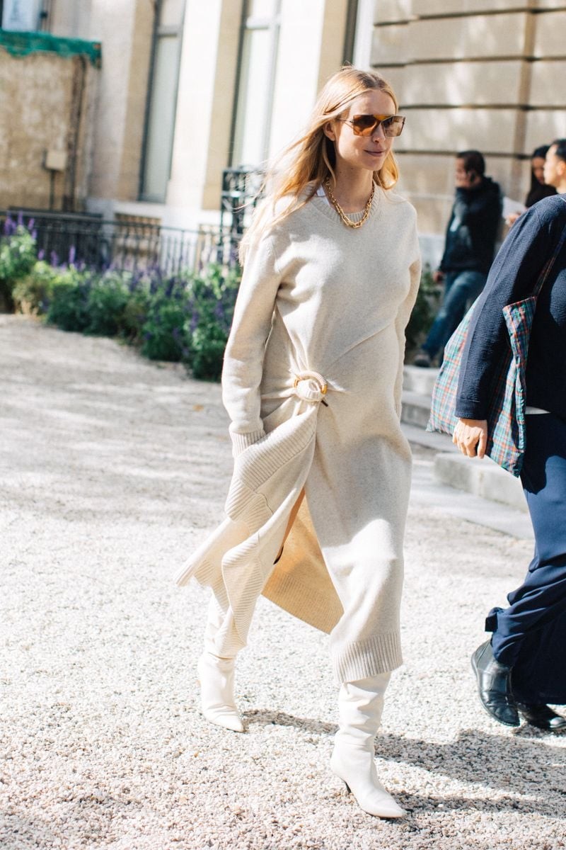 Trang phục màu be thường toát lên nét tối giản, vì vậy phụ kiện chính là chìa khóa để làm nổi bật phong cách cá nhân.