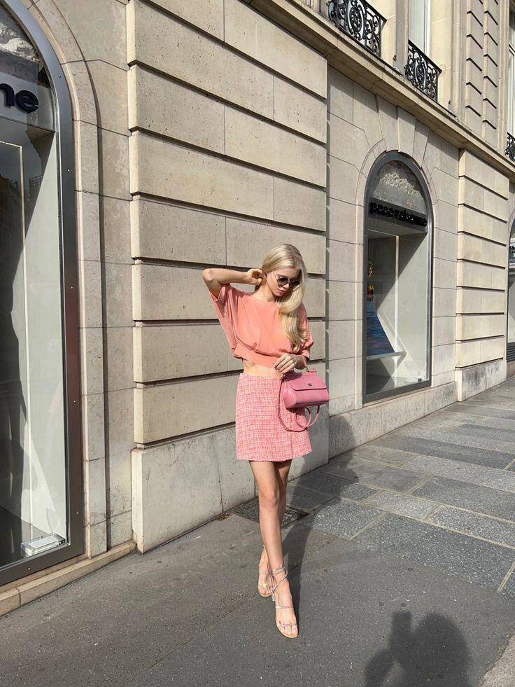 Khác với những tông cam rực rỡ, cam đào dịu nhẹ hơn, dễ phối đồ và phù hợp với nhiều hoàn cảnh.