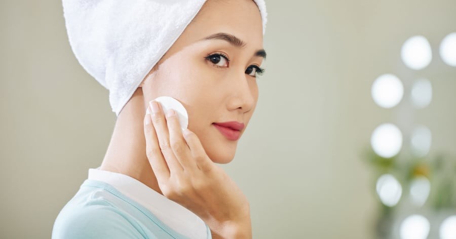 Sữa chua là nguồn cung cấp axit lactic tự nhiên giúp tẩy nhẹ tế bào chết, làm sạch lỗ chân lông và thúc đẩy làn da sáng mịn.