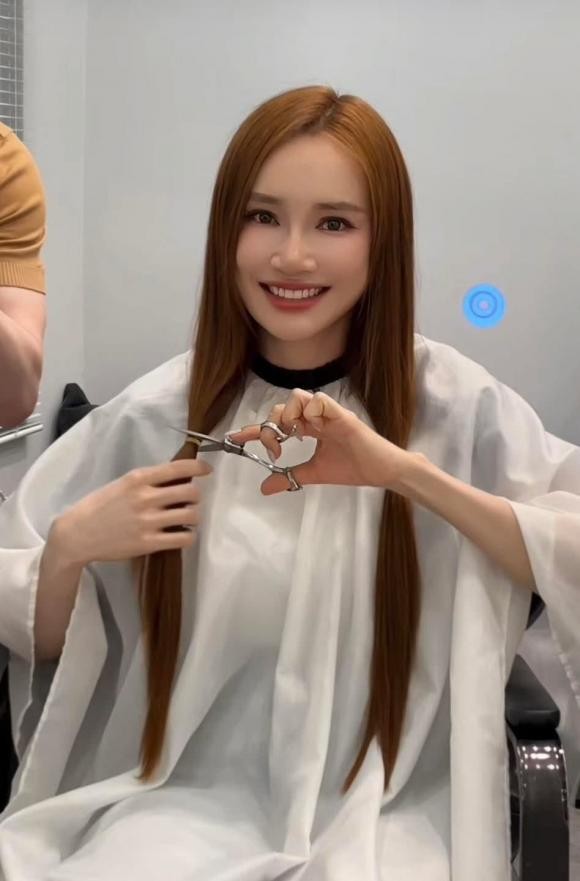 nha-phuong-gay-tranh-cai-khi-cat-toc-de-hien-tang-vi-dieu-nay-2-ngoisaovn-w948-h1440