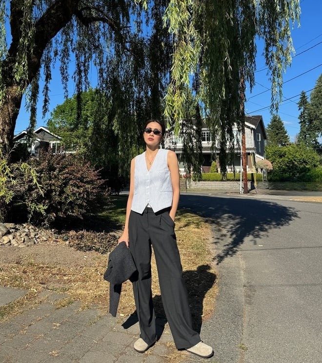 Các công thức quen thuộc của “ngọc nữ” gồm áo khoác da kết hợp quần jeans, áo gile cùng quần tây hay sơ mi oversized phối quần họa tiết.