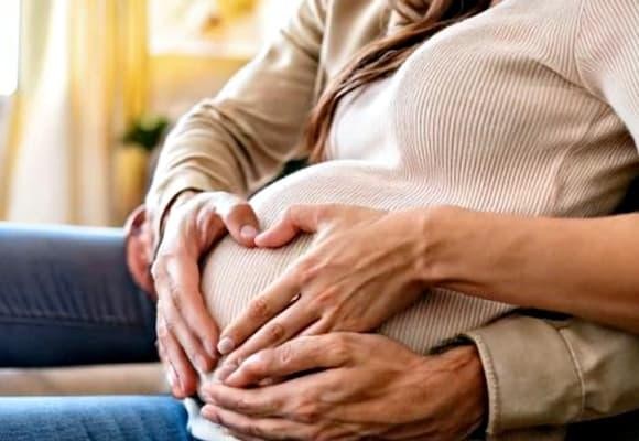 Người tham gia BHXH tự nguyện hoặc kết hợp BHXH bắt buộc và BHXH tự nguyện phải có thời gian đóng đủ 6 tháng trở lên trong vòng 12 tháng trước khi sinh con để được hưởng trợ cấp. 