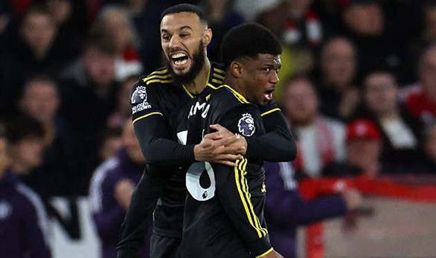 Amad Diallo ghi bàn giúp Manchester United thoát thua Nottingham Forest.