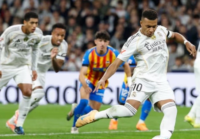 Mbappe lập cú đúp bàn thắng cho Real.