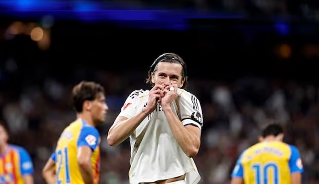 Carreras ghi một bàn thắng tuyệt đẹp trước Valencia