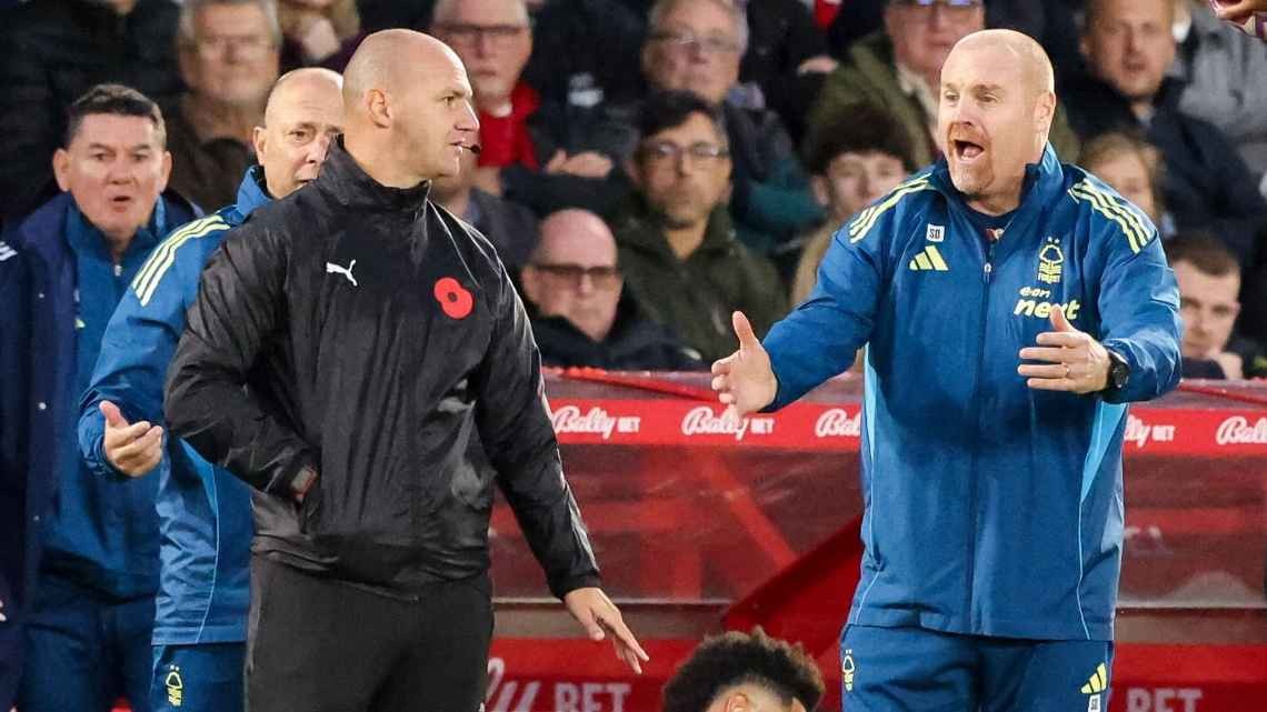 HLV Sean Dyche tức giận vì đội bóng liên tục chịu thiệt.