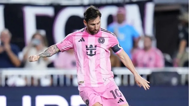 Cuộc đua giữa Ronaldo và Messi chưa hết nóng.