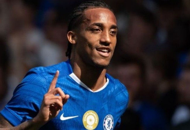 Pedro ghi bàn cho Chelsea.