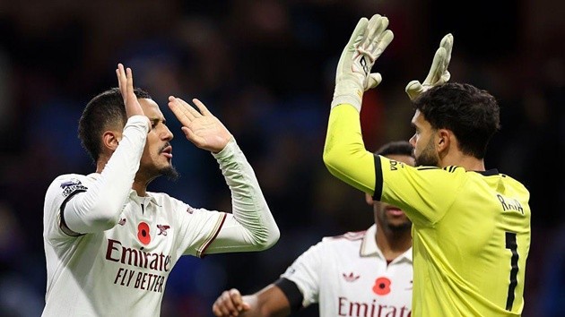 Hàng thủ Arsenal đang chơi chặt chẽ