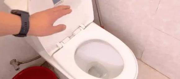 Từ từ đổ dung dịch đã chuẩn bị vào từng lỗ thoát nước.