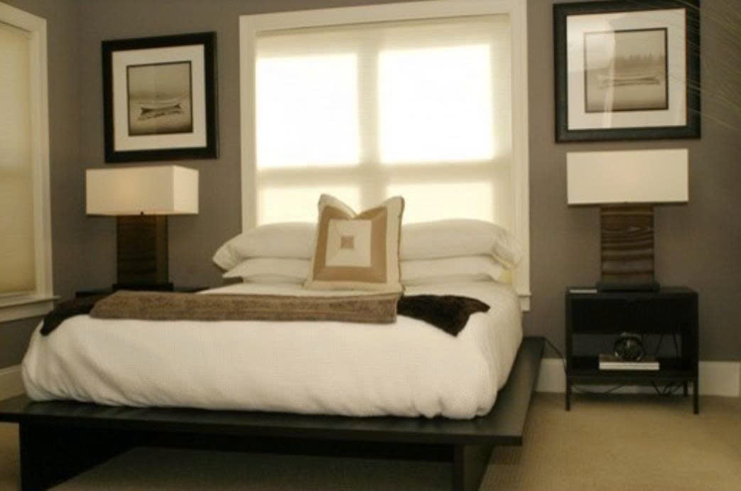 Kê giường ngủ với đầu nằm dưới cửa sổ là xấu trong phong thủy. Vì bạn sẽ có giấc ngủ kém chất lượng hơn vào ban đêm, kết quả là năng lượng của cơ thể sẽ kém đi. (Ảnh minh họa)