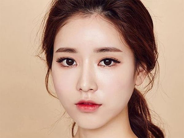 Một chút chải nhẹ bằng mascara lông mày hoặc phấn phủ tán đều sẽ giúp tổng thể trở nên hài hòa, tinh tế hơn.