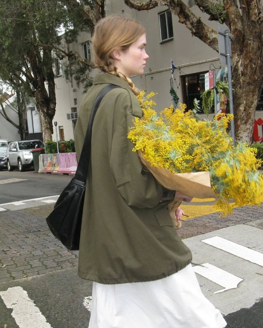 Những gam xanh rêu, olive hay xanh quân đội giúp chất liệu thu đông thêm sang trọng và ấm mắt.