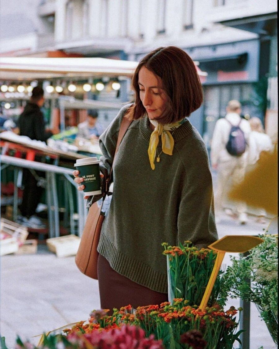 Những phụ kiện nhỏ như giày, túi hoặc găng tay tông xanh cũng đủ để set đồ trở nên tươi mới hơn.