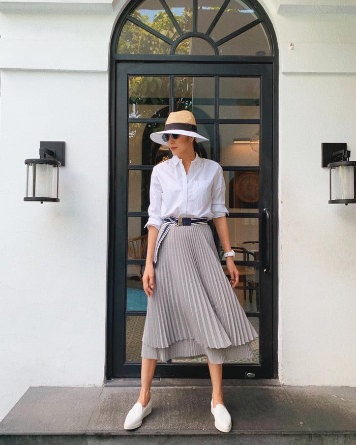 Trong môi trường công sở, giày lười kết hợp cùng chân váy midi và áo thun cũng là lựa chọn vừa thoải mái vừa tinh tế.