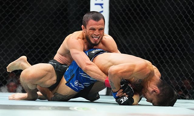 Umar Nurmagomedov kiểm soát Mario Bautista trên sàn đấu