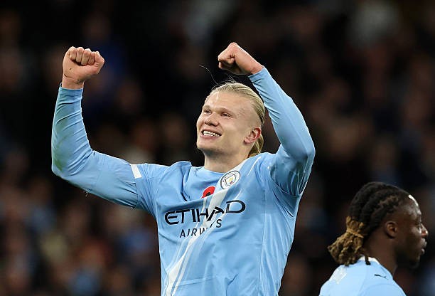 Haaland có 2 lần điền tên mình lên bảng tỷ số. 