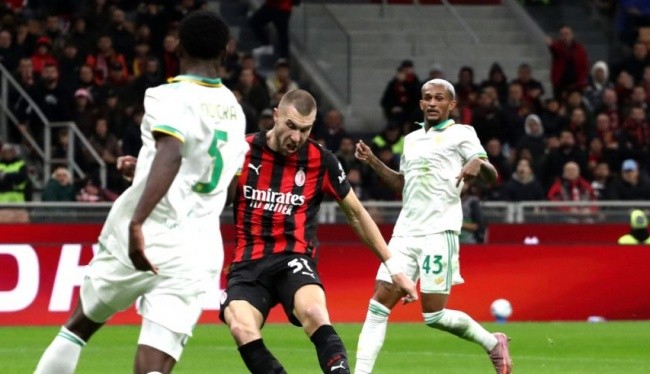 Pavlovic xé lưới Roma.