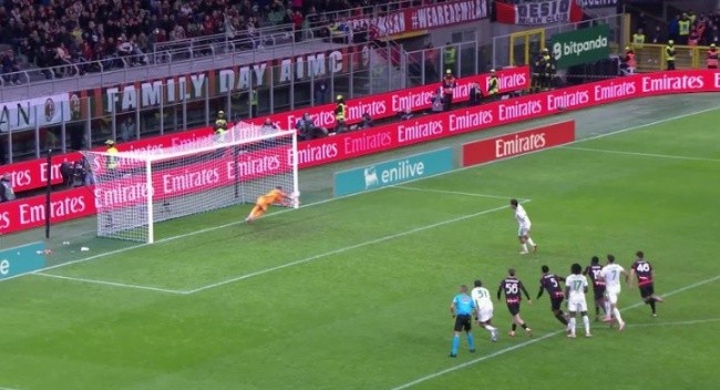 Mike Maignan cản phá quả 11m của Dybala.