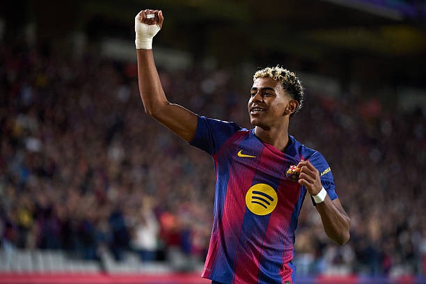 Lamine Yamal lập công cho Barcelona.